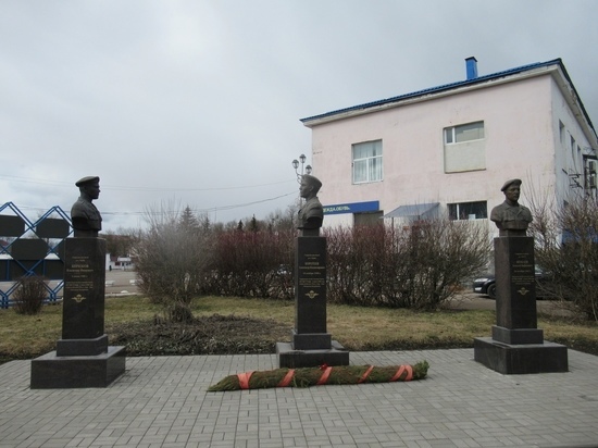 Неизвестные осквернили островский памятник героям 6-й роты