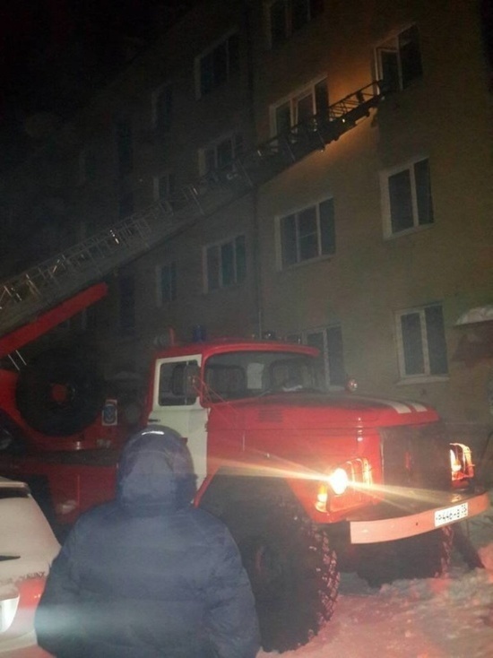 Из горящего дома в Ангарске эвакуировали 48 человек, в том числе 12 детей