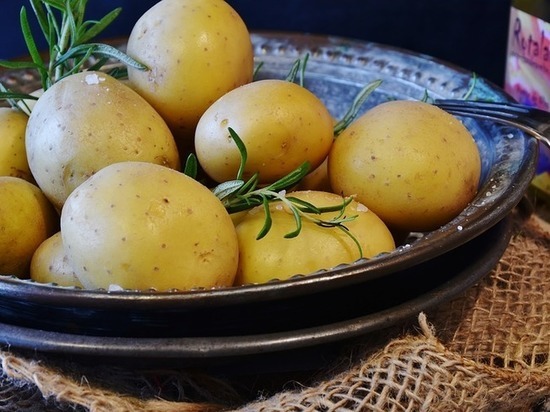 Мясников: для здоровья полезнее готовить картофель в кожуре