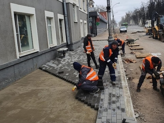 Укладка плитки стартовала на Октябрьском проспекте в Пскове