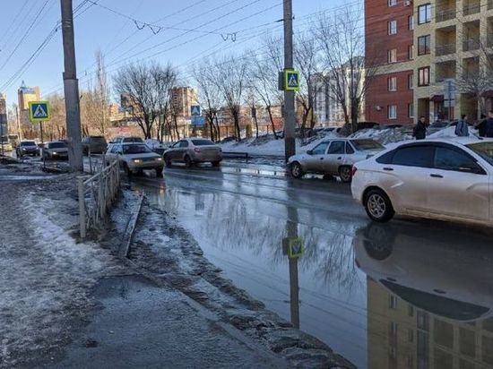 Омич пожаловался на затопленный и травмоопасный переход на Левом берегу