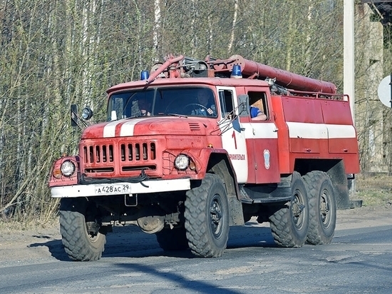 На окраине Архангельска семья чуть не лишилась дома из-за пожара