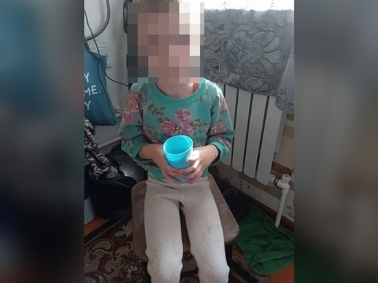 В Новошахтинске разыскивают женщину, которая истязала маленькую дочь