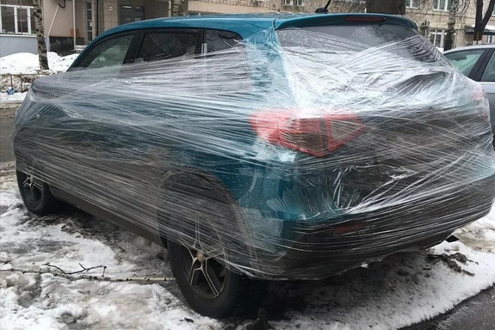 Замотали в пленку. Машины обмотанные пленкой. Замотанная машина. Замотали в стрейч пленку. Машина обмотанная стрейч пленкой.