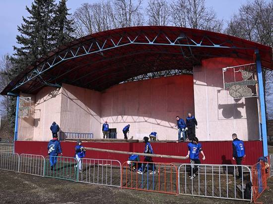 В рамках субботника, на Массовом поле в Смоленске ремонтируют сцену