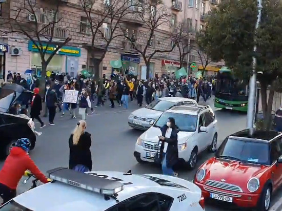 Протестующие у здания парламента в Тбилиси требуют отмены комендантского часа