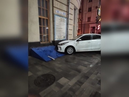 В Ростове иномарка врезалась в здание ЮФУ