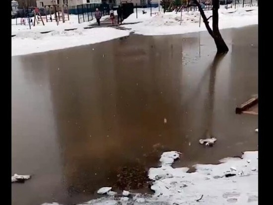 В Ижевске лужа талой воды затопила 2 тротуара