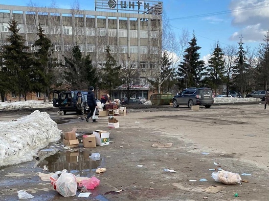 После жалобы рязанки убрали мусор на месте ярмарки на площади Новаторов