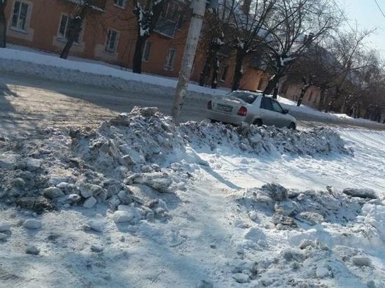В Омске в городке Нефтяников автор паблика показала валы снега в парковочном кармане