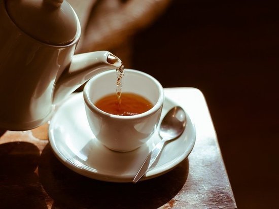 Гастроэнтеролог связал употребление горячего чая с онкологией