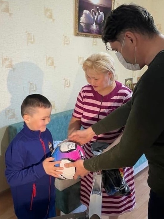Мальчик из Салехарда получил от депутата Госдумы мяч с автографом Акинфеева