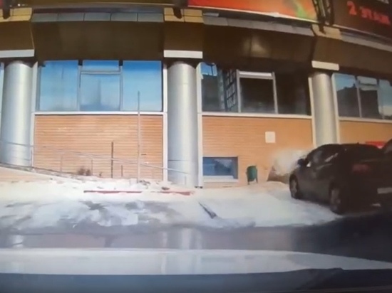 На парковке у ТЦ Нового Уренгоя упавший с крыши снег повредил машину