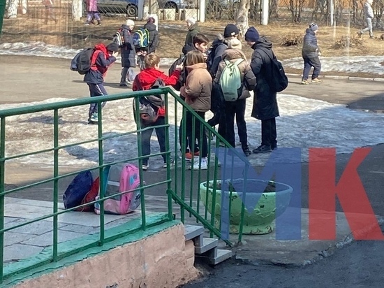 В Красноярске массово эвакуируют детей из школ