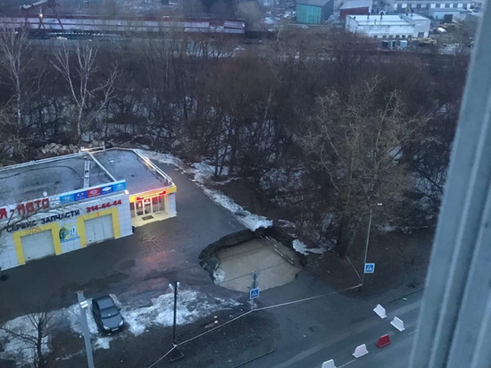 В Челябинске на парковке образовалась яма диаметром в пять метров