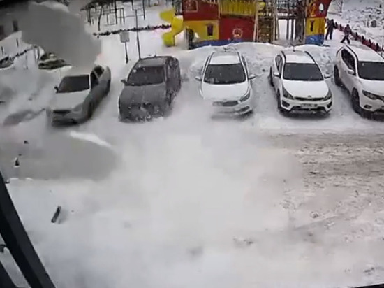 В следкоме выяснят обстоятельства падения снега с крыши на ребенка в Губкинском