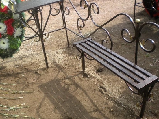 Житель Черногорска хотел сдать на металлолом кладбищенскую мебель