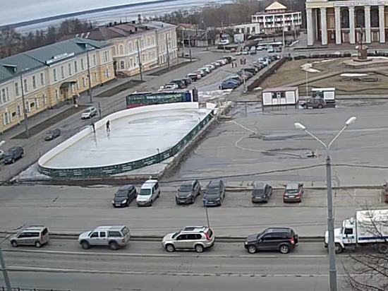 В Петрозаводске стали разбирать мобильный каток на площади Кирова