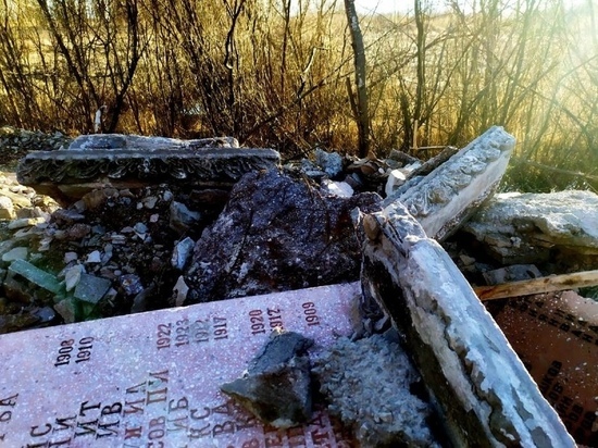 По факту свалки надгробий под Псковом направлен запрос в прокуратуру