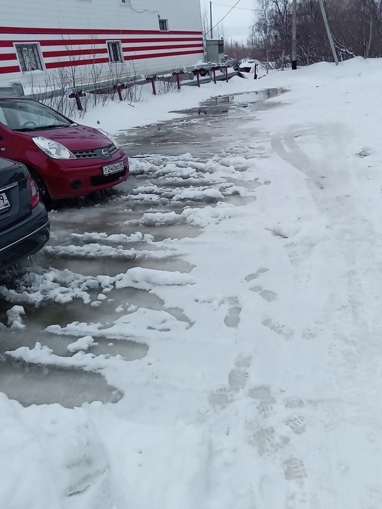 Дворы на Чапаева в Салехарде утопают в фекальных стоках