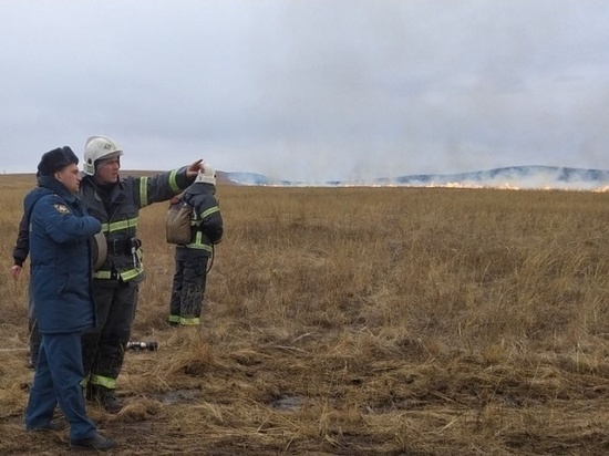 В Хакасии продолжает гореть степь: еще 9 палов потушили за сутки