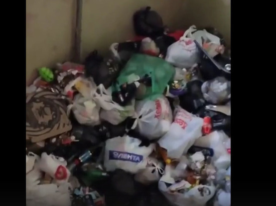 Красноярское общежитие превратили в огромную свалку мусора