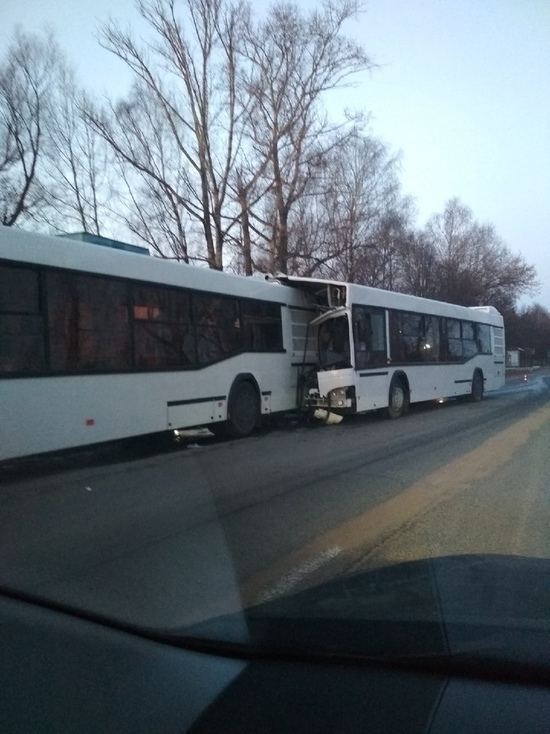 Два автобуса отъехали одновременно от остановки в противоположных направлениях через 2 ч расстояние