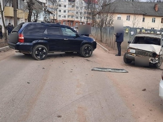 Выросло число пострадавших в столкновении кроссовера и легковушки в Тверской области