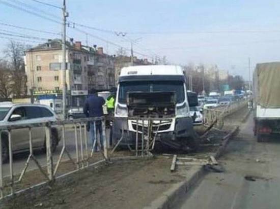 В Брянске маршрутка врезалась в ограждение