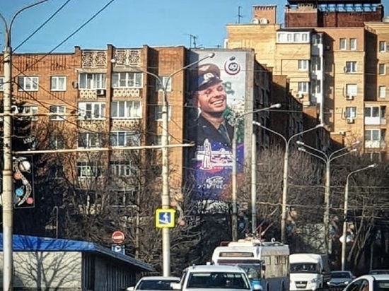 Баннер с Гагариным на главном въезде в Калугу обновили