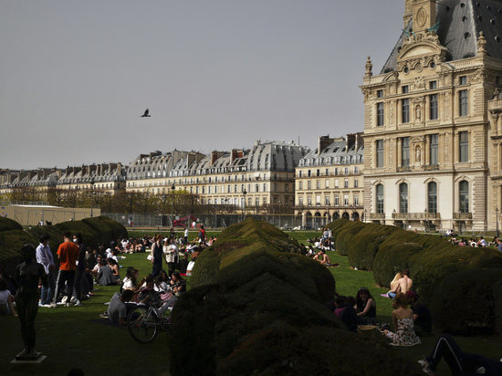 Богачей и чиновников обвиняют в нарушении пандемийных ограничений