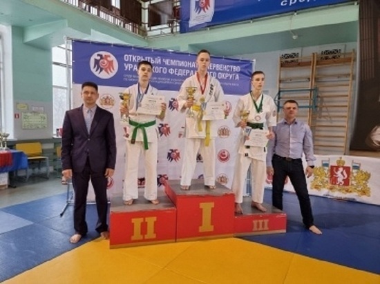 На первенстве УрФО юные борцы из Ноябрьска завоевали 6 медалей