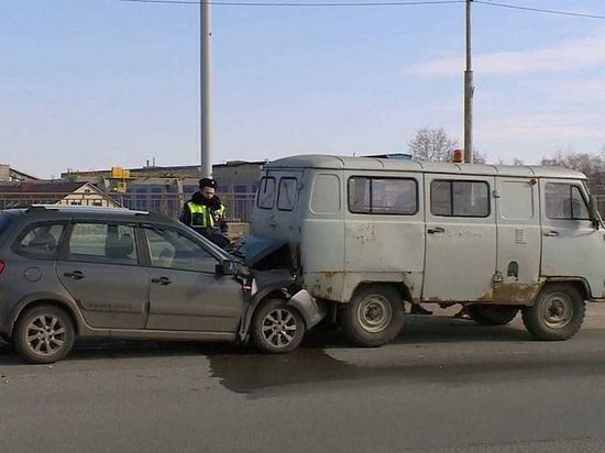 Костромские ДТП: «Лада» врезалась в машину дорожных служб