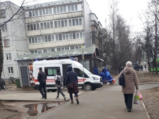 Пенсионер умер возле кафе в Пскове на Завеличье