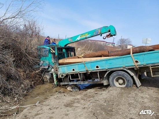 В Южно-Сахалинске водителя зажало в салоне кран-балки при ДТП