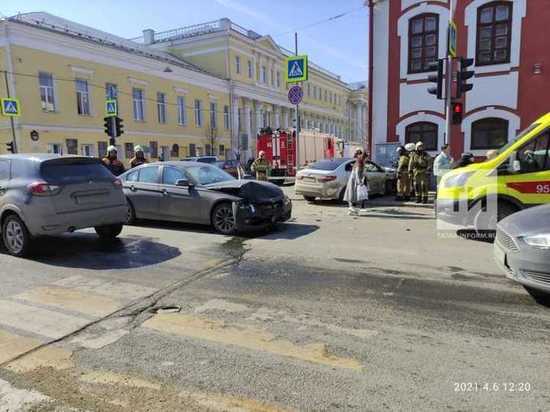 На перекрестке в Казани столкнулись два автомобиля