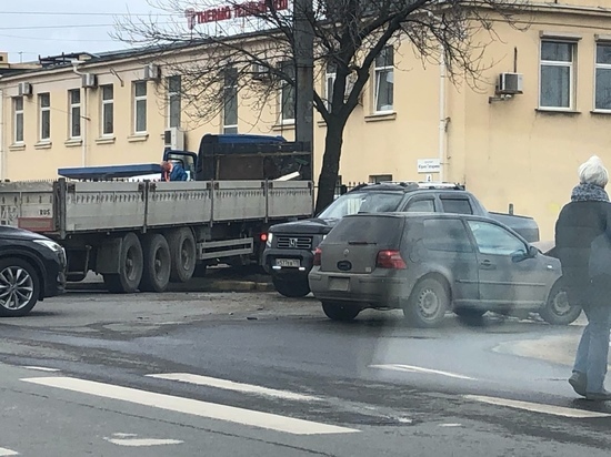 Фура протаранила Volkswagen и снесла дорожный знак на Кузнецовской улице