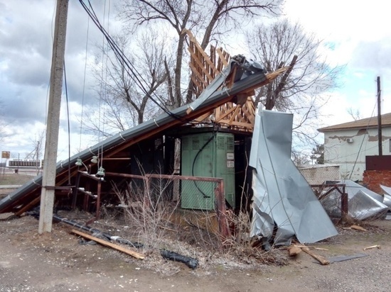 В селе Астраханской области ветер сорвал крышу с нескольких зданий
