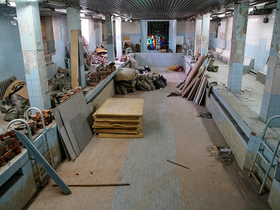 Разрушенный бассейн школы №30 начали ремонтировать в Хабаровске