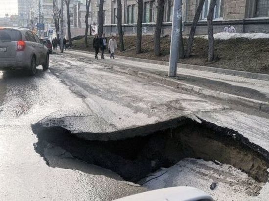 Огромная и глубокая яма образовалась на дороге в Новосибирске