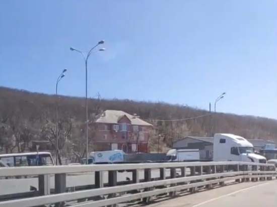 Фура блокировала движение по трассе во Владивостоке