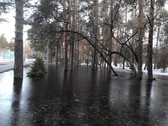 Парк Зеленая роща в Екатеринбурге затоплен водой