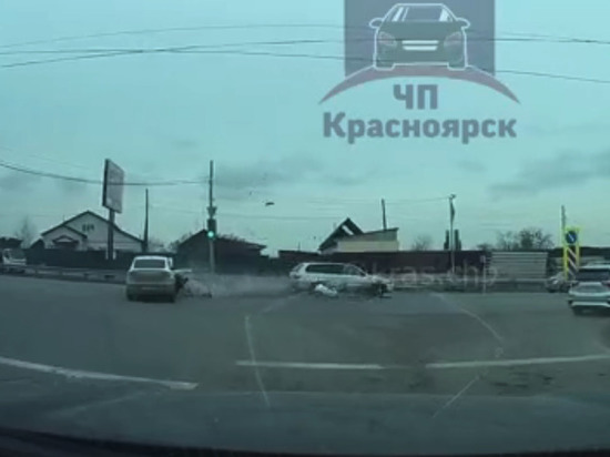 Под Красноярском водитель проехал на красный и сбил три машины