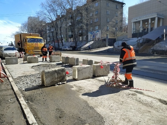На улице Писарева в Новосибирске ремонтируют огромную яму в асфальте