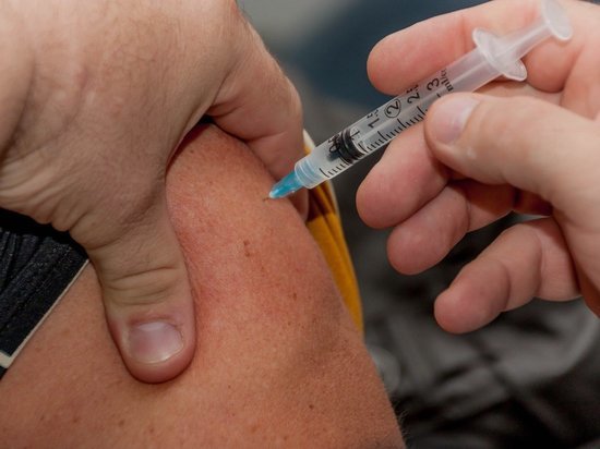 Тысяча человек заразилась коронавирусом после вакцинации