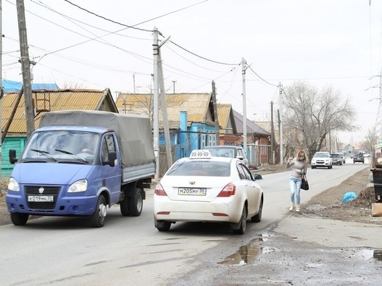 Фуры в жилых кварталах, отмена запрета остановки у Кремля и отсутствие тротуаров: о чем еще астраханцы рассказали губернатору в своих обращениях