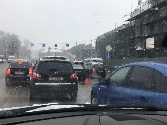 Утро среды в Смоленске оказалось снежным, в городе произошло сразу несколько ДТП