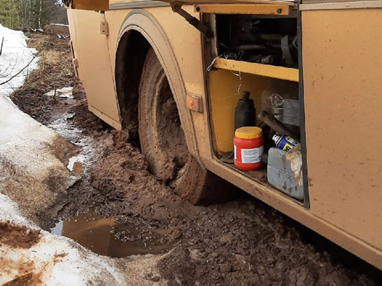 Школьный автобус застрял в грязевой трясине на месте дороги в Удмуртии