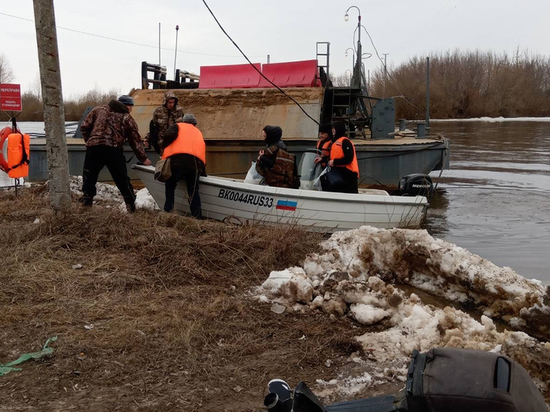В Вязниках Владимирской области из-за половодья развели понтонный мост: жителей отрезанных деревень переправляют на лодках