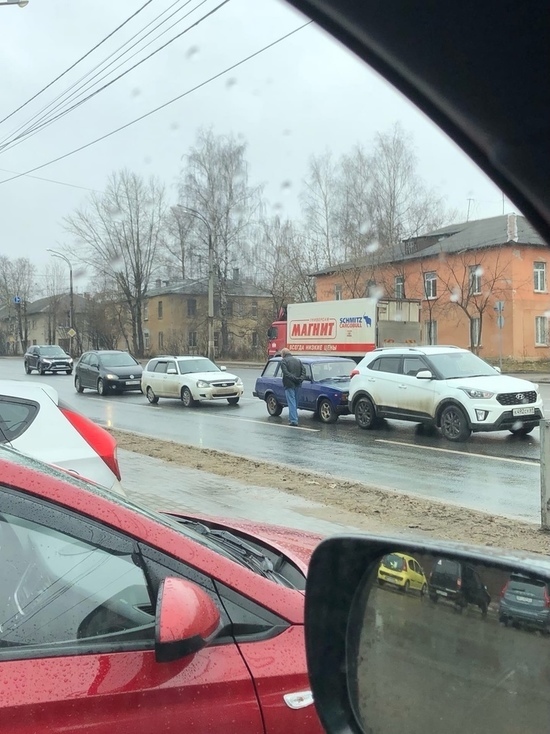 В Твери стоящие на месте аварии автомобилисты, думали, что ждут "зелёный"